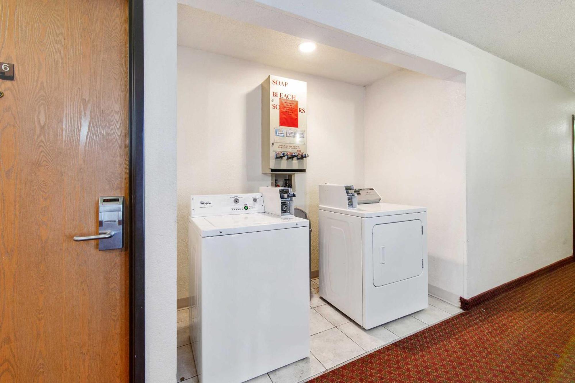 Oyo Hotel Portage I-94 Bagian luar foto