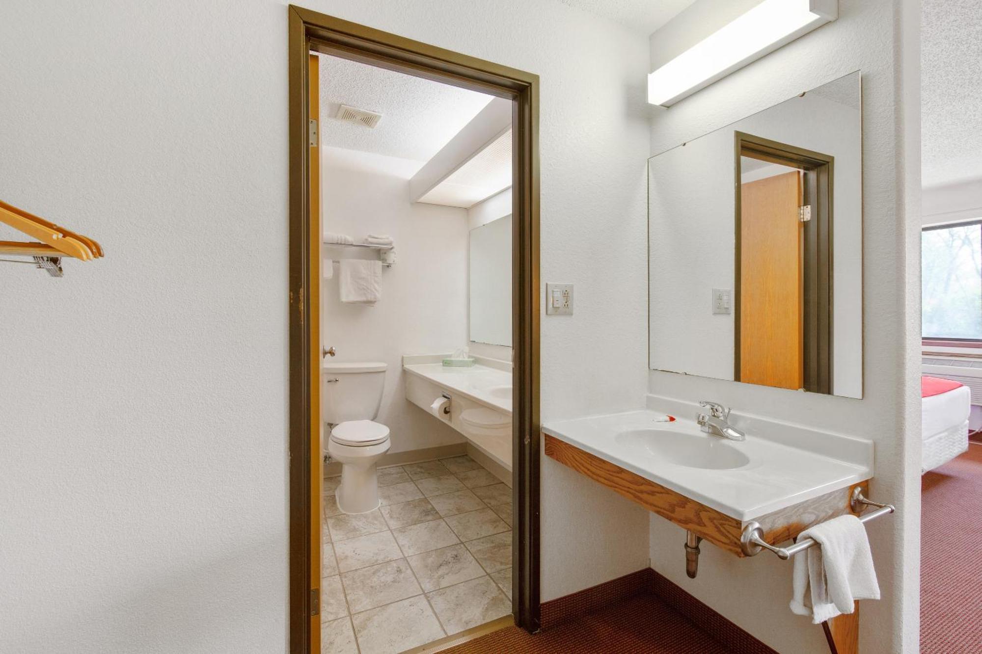 Oyo Hotel Portage I-94 Bagian luar foto